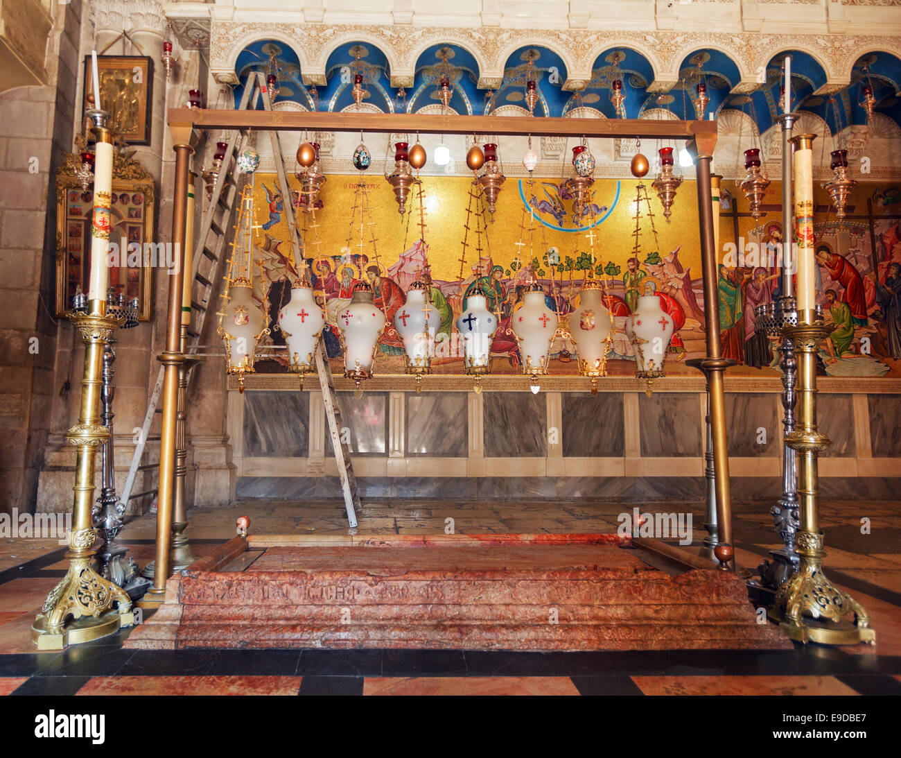 Pietra di unzione all'entrata nel Tempio del Santo Sepolcro di Gerusalemme Foto Stock