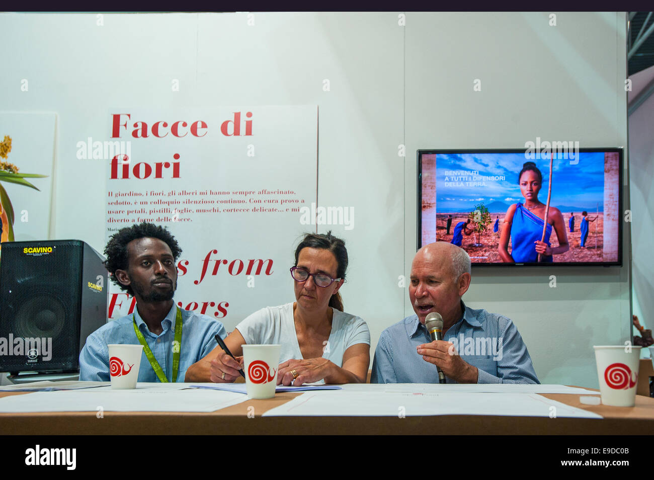 Lingotto Fiere, Torino, Italia. 25 ott 2014. Salone del Gusto e Terra Madre - Steve McCurry alla presentazione del calendario Lavazza 2015 "i difensori della Terra' dedicata all'Africa. I proventi della vendita del calendario verrà utilizzato per sostenere il progetto 10:00 giardini agricolo in Africa - sinistra Roba Bulga Jilo,uno dei protagonisti del calendario e diritto di Steve Mc Curry Credito: Davvero Facile Star/Alamy Live News Foto Stock