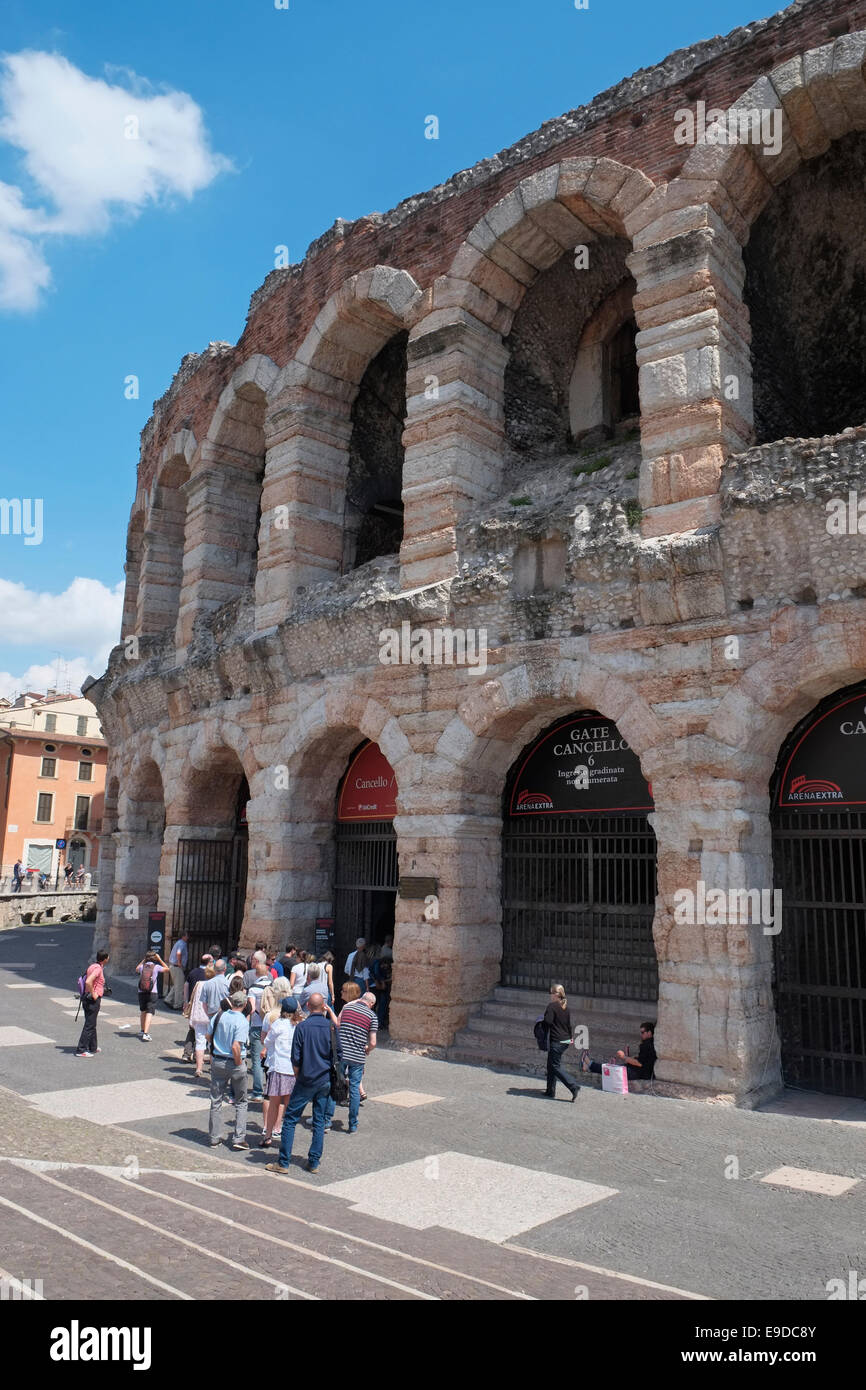I turisti in coda per entrare l'Arena di Verona, Verona, Italia. Foto Stock