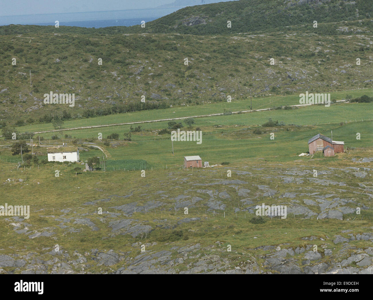 Questa fotografia aerea cattura Titternes, una località a Dønna kommune, Norvegia. La foto viene scattata da un angolo obliquo, mostrando il paesaggio e l'ambiente naturale circostante. Foto Stock