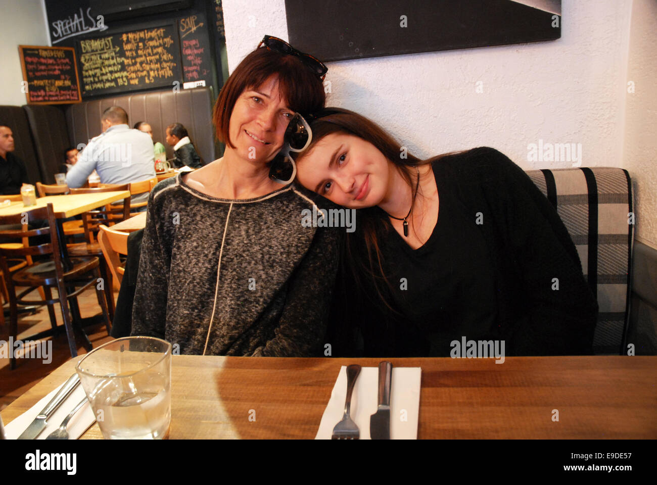 Natalie e Bernelle, caffetteria di St Kilda, Melbourne, Victoria, Australia. Foto Stock