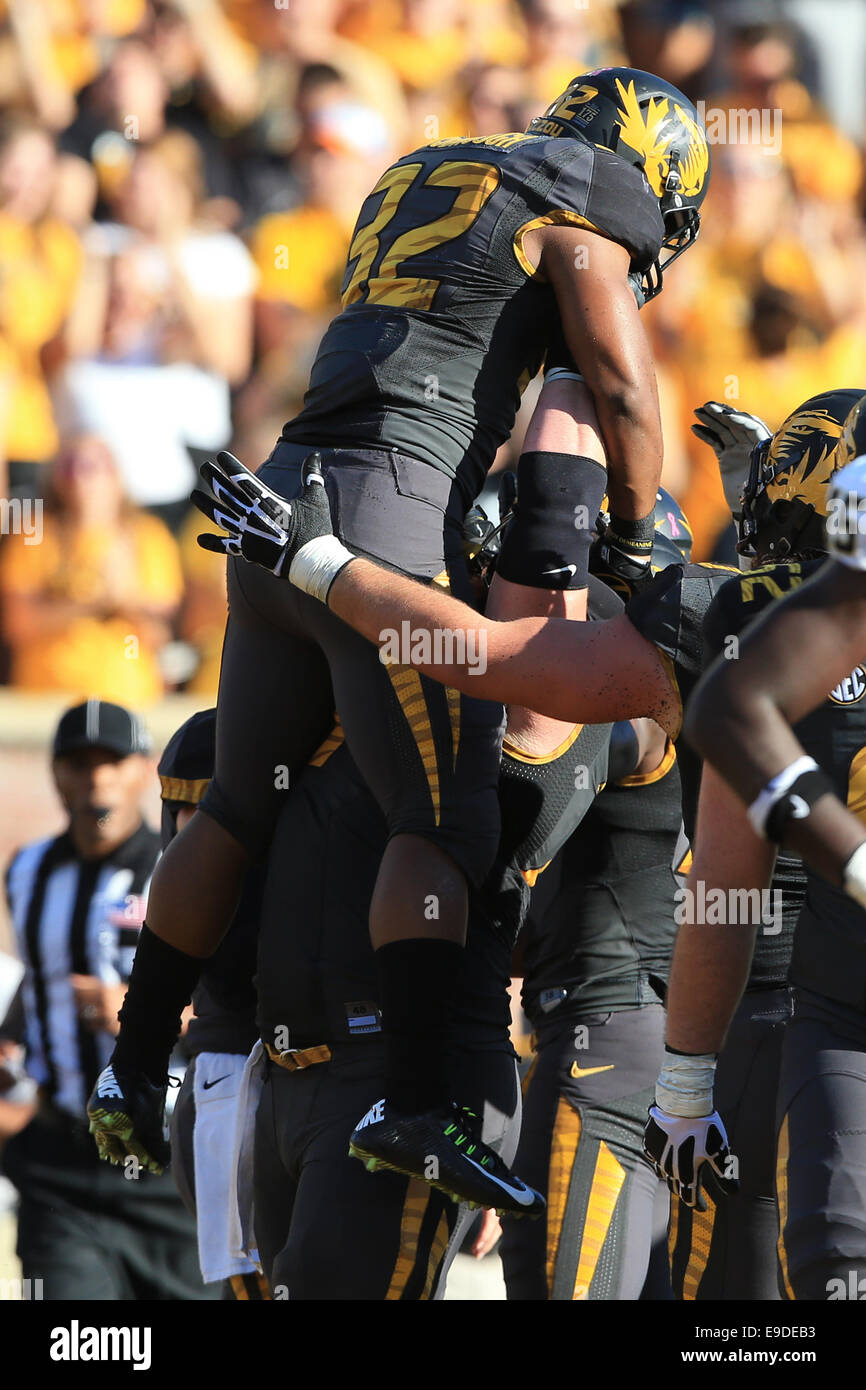 Ottobre 25, 2014 Columbia, MO: Missouri Tigers running back Russell Hansbrough (32) è sollevato in aria dai compagni di squadra dopo aver segnato un touchdown durante il secondo trimestre del NCAA Football gioco tra il Missouri Tigers e il Vanderbilt Commodores al campo Faurot in Columbia, Missouri. Missouri ha vinto il gioco 24-14. Billy Hurst/CSM Foto Stock