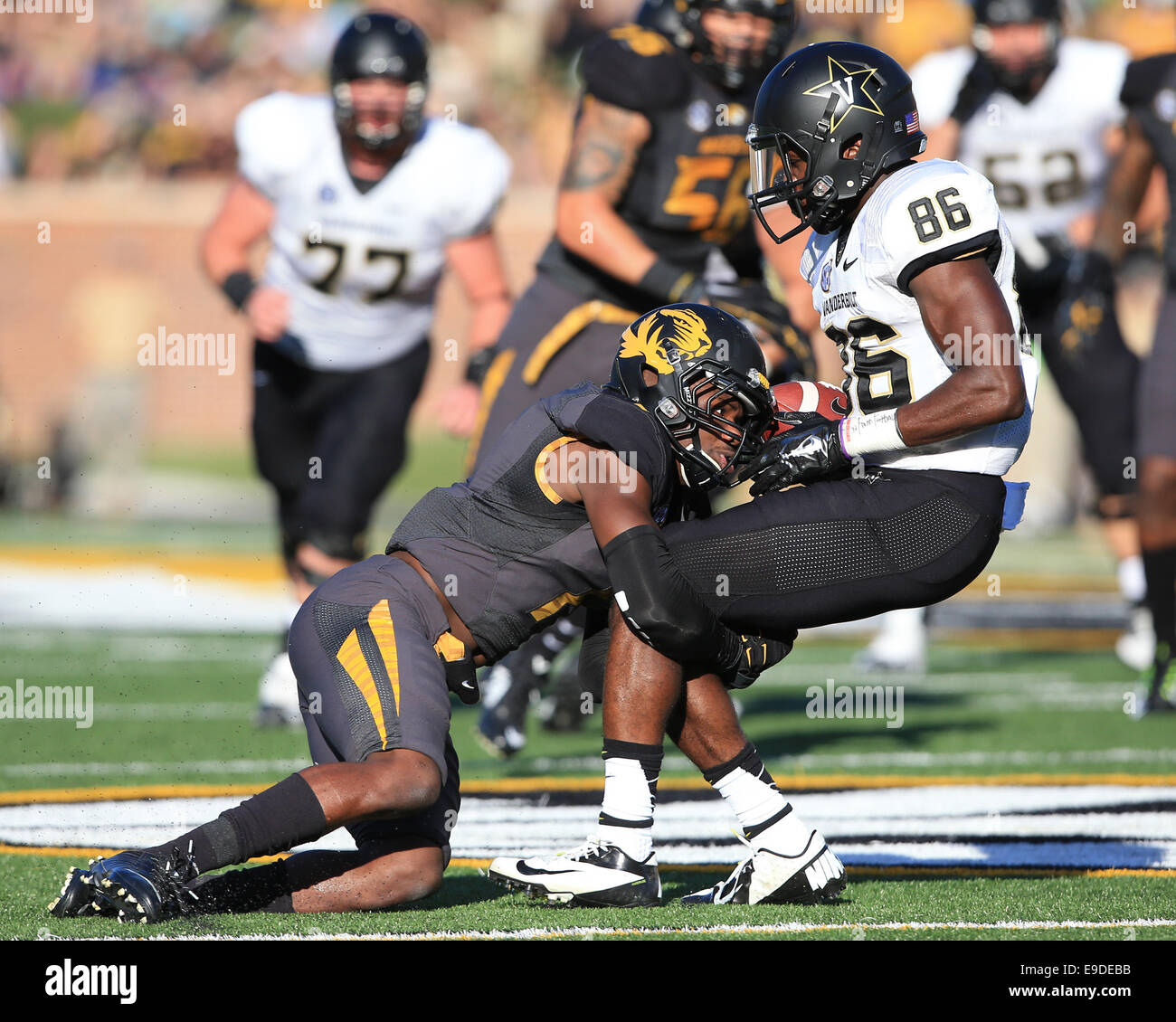 Ottobre 25, 2014 Columbia, MO: Vanderbilt Commodores wide receiver Latevius Rayford (86) cale in una cattura come egli è affrontato da un Missouri Tigers defender durante il secondo trimestre del NCAA Football gioco tra il Missouri Tigers e il Vanderbilt Commodores al campo Faurot in Columbia, Missouri. Missouri ha vinto il gioco 24-14. Billy Hurst/CSM Foto Stock