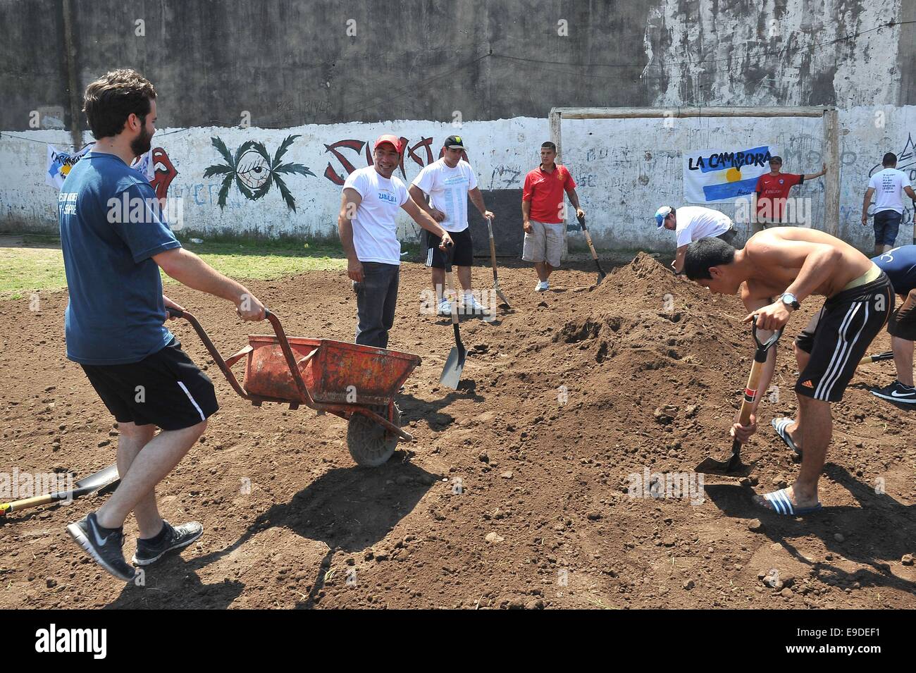 (141026) -- BUENOS AIRES, 26 ottobre, 2014 (Xinhua) -- i membri del movimento uniti e organizzati, lavoro di ricondizionamento di un campo sportivo come parte delle attività sociali per la commemorazione del quarto anniversario della morte dell ex presidente argentino, Nestor Kirchner, nell'Hurlingham Città, Provincia di Buenos Aires, Argentina, il 25 ottobre 2014.(Xinhua/Victoria Egurza/TELAM) (lmz) Foto Stock