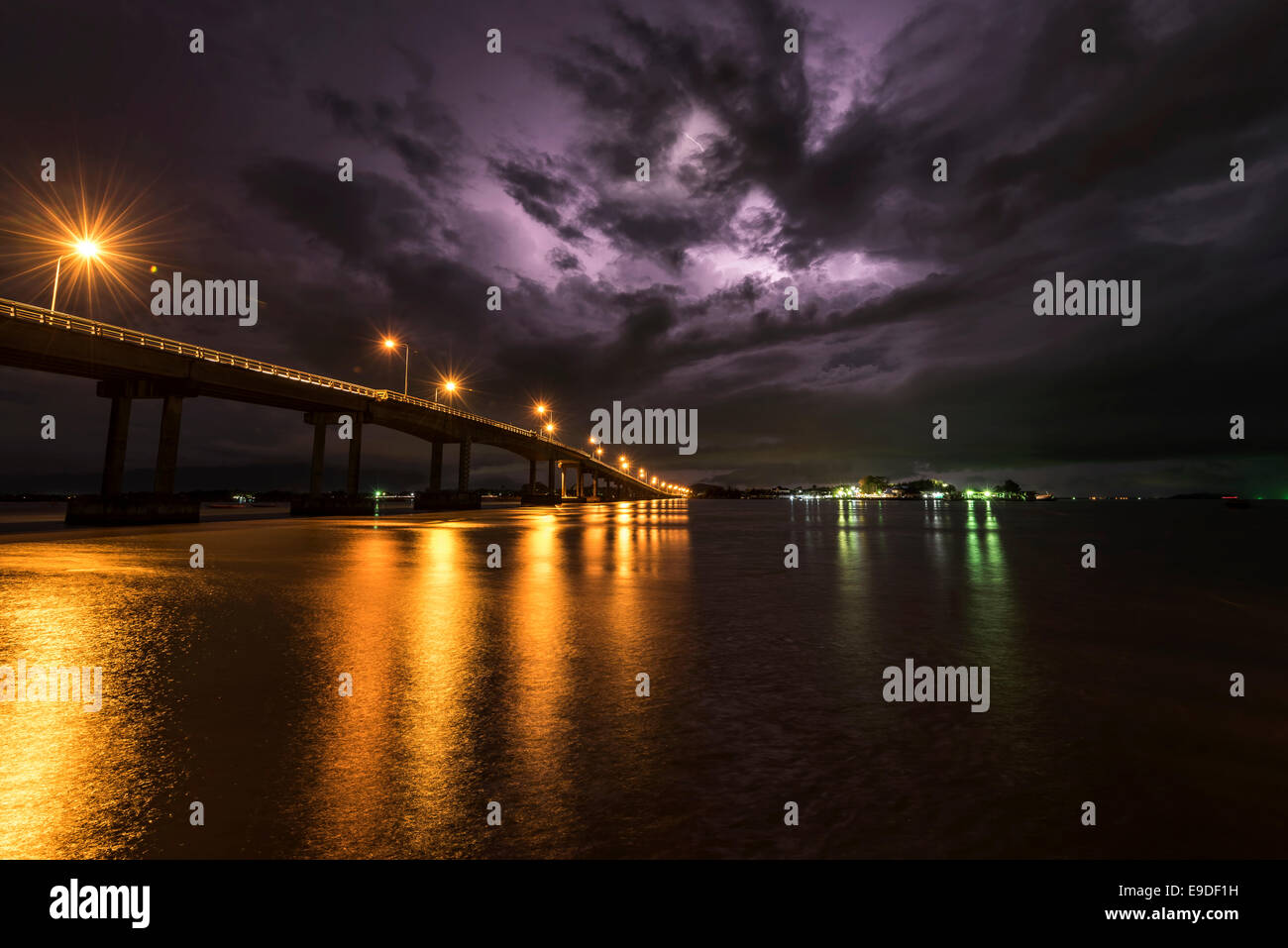 Tempesta oltre il ponte, Thailandia Foto Stock