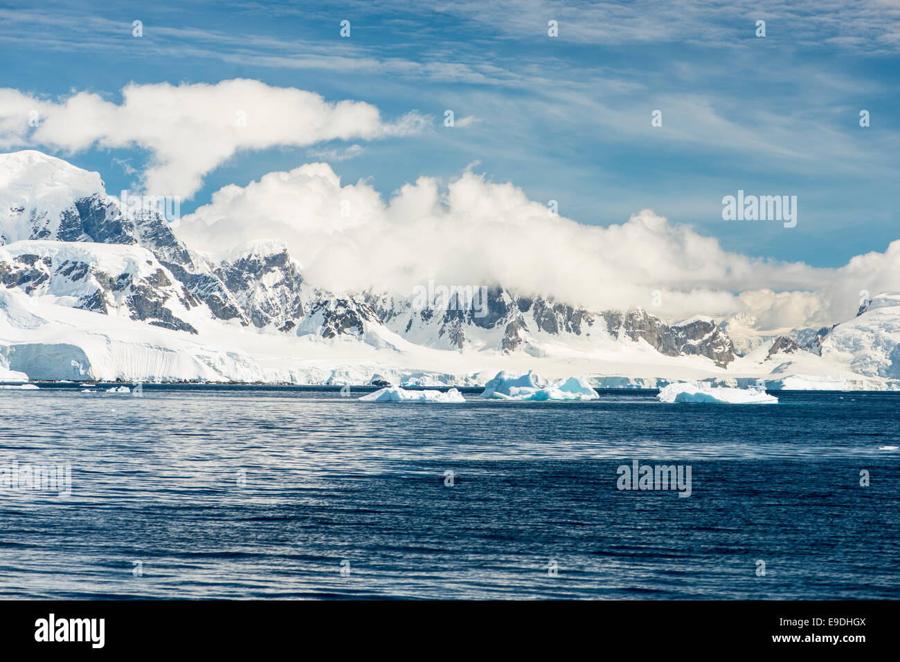 Iceberg e montagne, Antartide Foto Stock