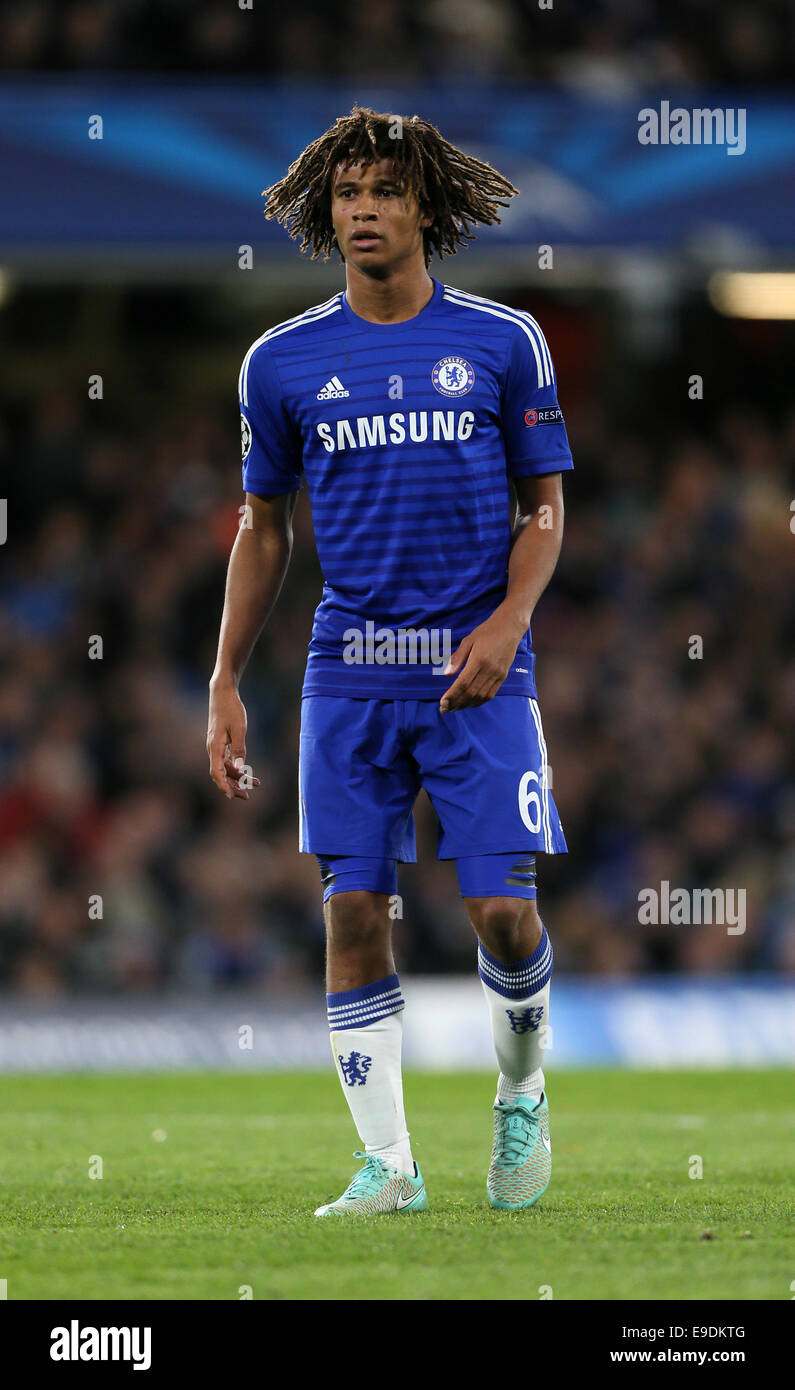 Londra, Regno Unito. Xxi oct, 2014. Chelsea è Nathan Ake in azione.- la UEFA Champions League - Chelsea vs NK Maribor - Stamford Bridge - Inghilterra - 21 Ottobre 2014 - Picture David Klein/Sportimage. © csm/Alamy Live News Foto Stock