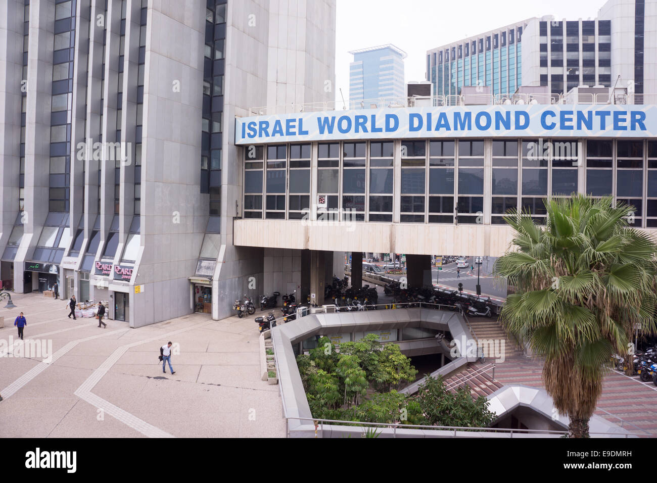 Israel World Diamond Center nel quartiere Diamond Exchange di Tel Aviv, che mostra una moderna e alta architettura e una trafficata piazza urbana Foto Stock