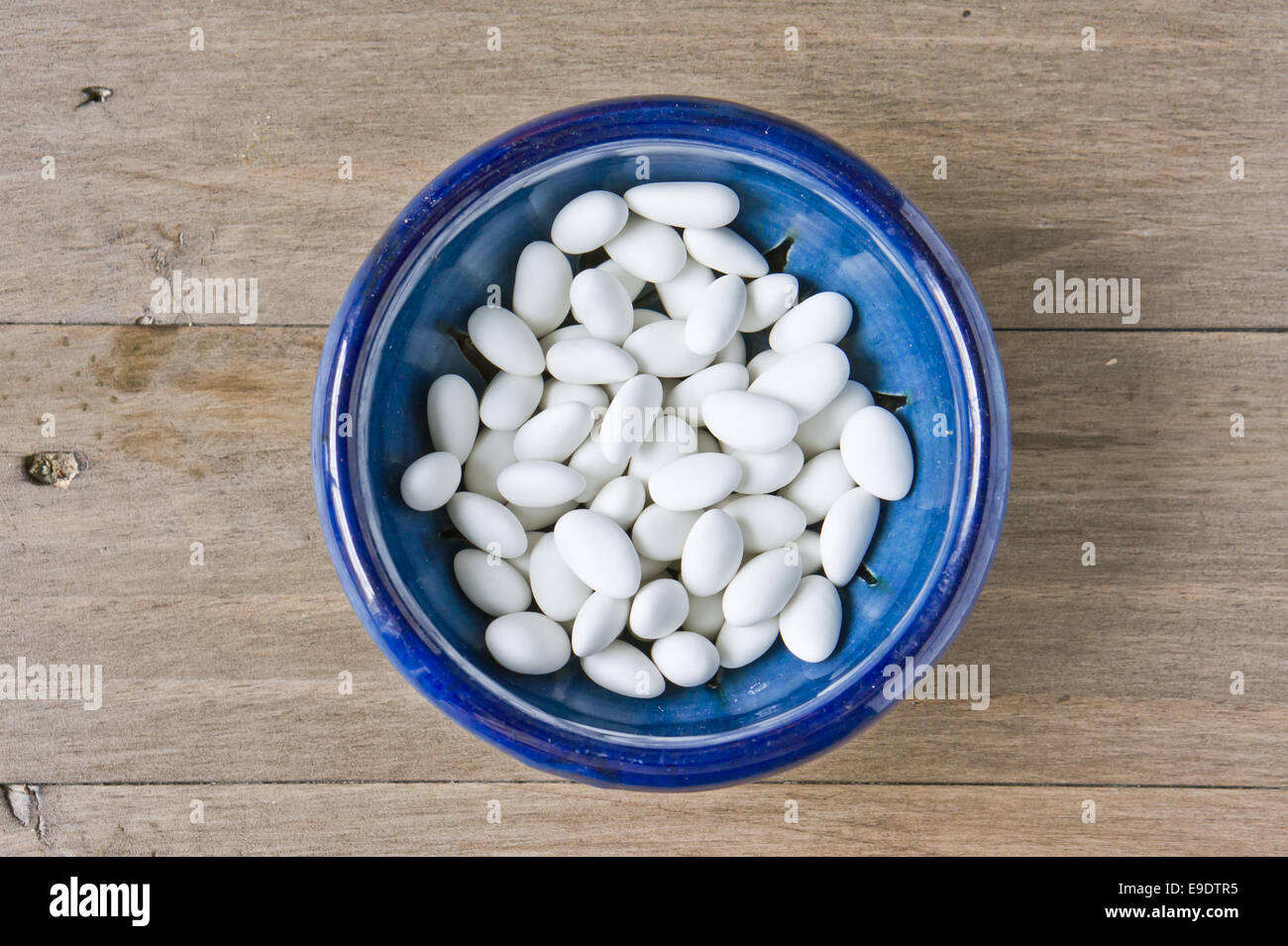 Piatto di confetti su un tavolo di legno Foto Stock