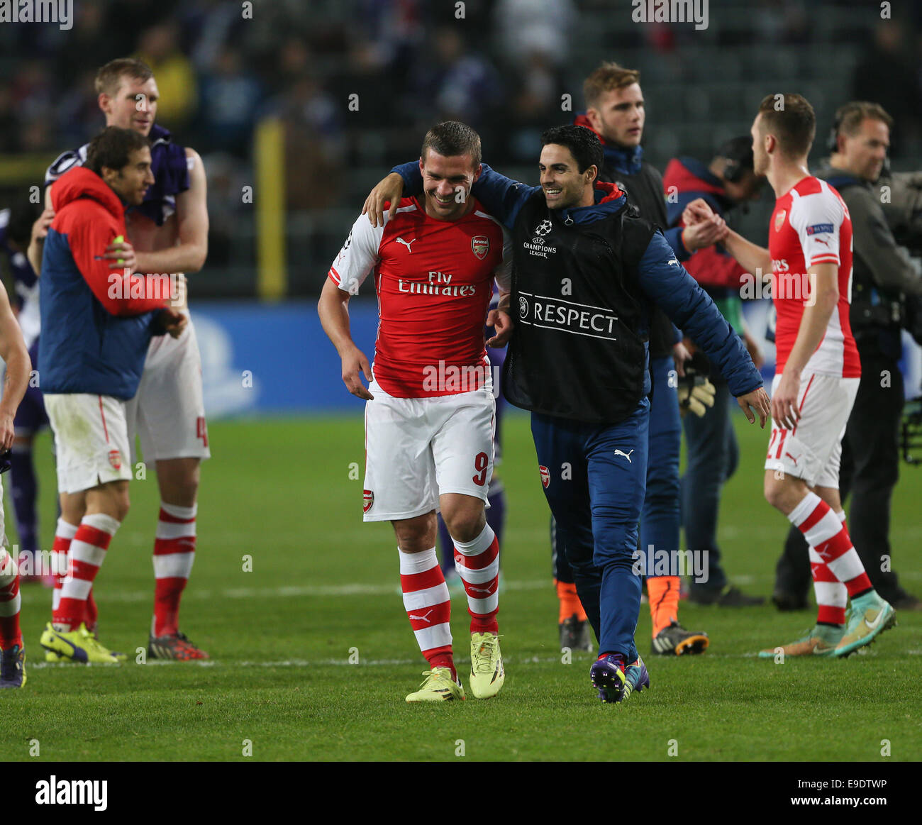 Ottobre 22, 2014 - Anderlecht, Regno Unito - Arsenale di Lukas Podolski celebra il suo punteggio i lati secondo obiettivo al fischio finale..- la UEFA Champions League - RSC Anderlecht vs Arsenal - Constant Vanden Stock Stadium - Belgio - 22 Ottobre 2014 - Picture David Klein/Sportimage. Foto Stock