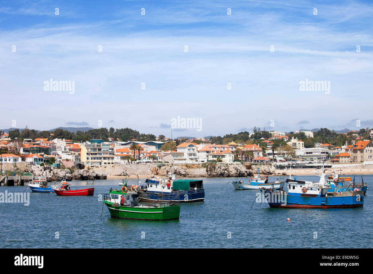 Case e barche da pesca ormeggiate presso la baia in località di Cascais, Portogallo. Foto Stock