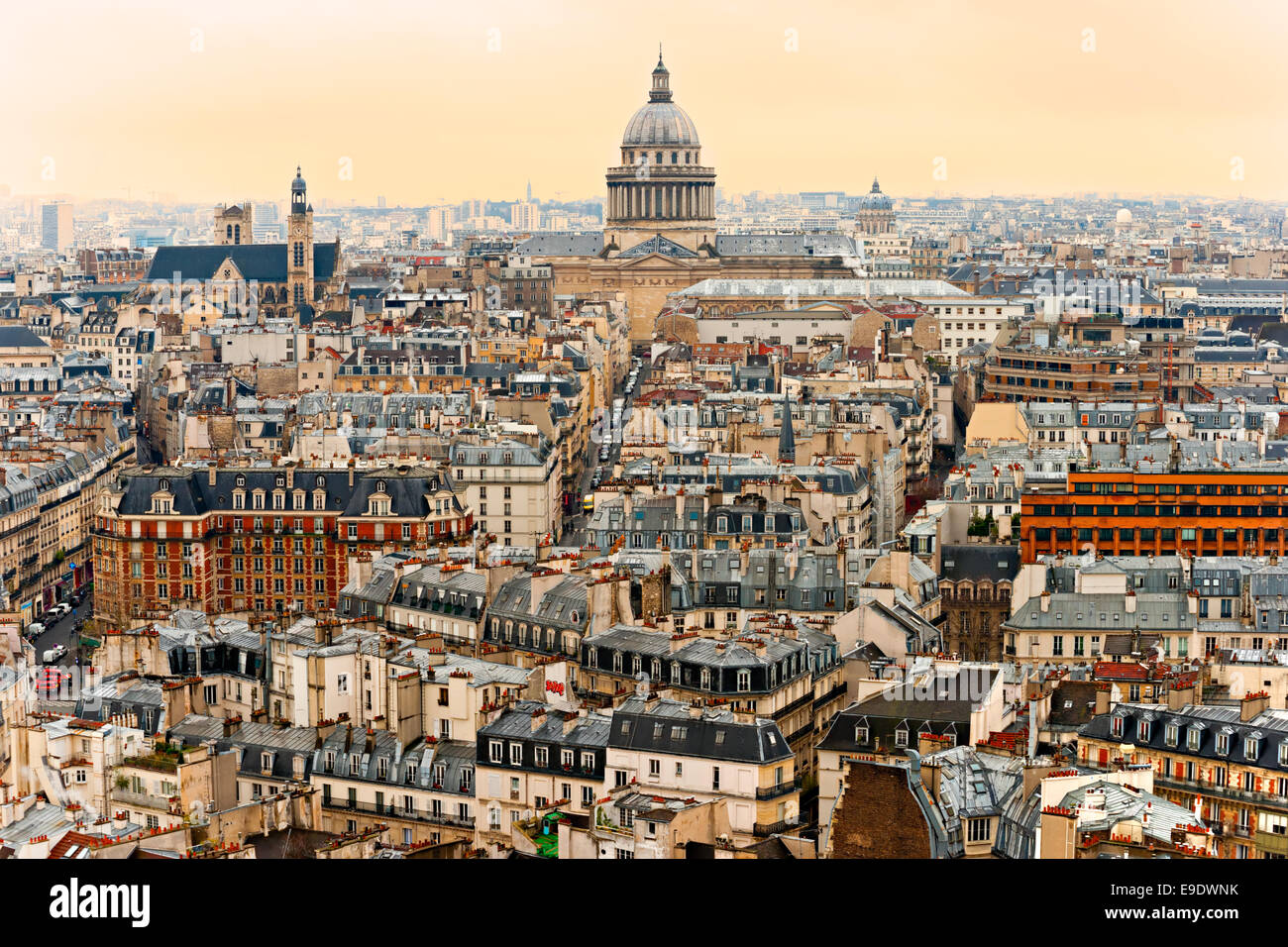 Vista di Parigi con il Pantheon al tramonto, Francia. Foto Stock
