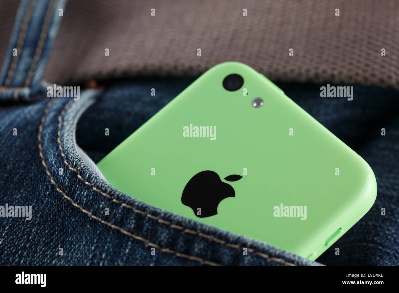 Tambov, Federazione Russa - Ottobre 16, 2013 Apple iPhone 5C di colore verde in una tasca dei jeans. Studio shot. Foto Stock