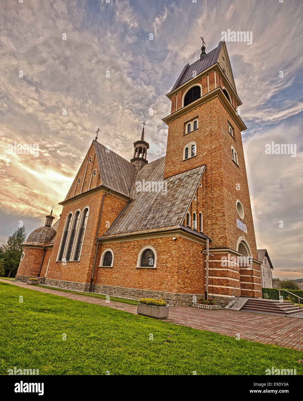 Neoromanica chiesa di San Sebastiano in Skomielna Biala vicino a Cracovia, Polonia. Immagine hdr. Foto Stock