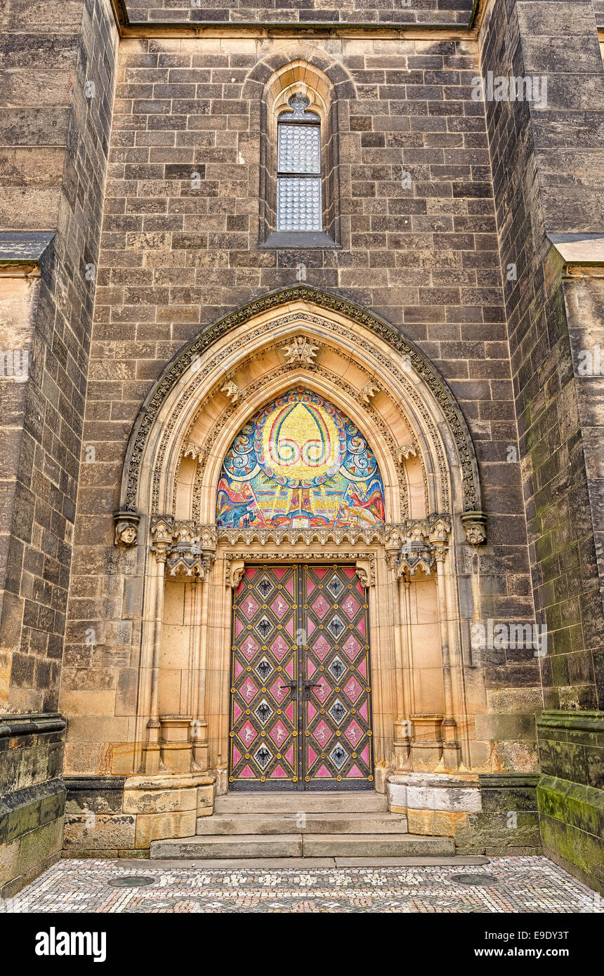 Porta di ingresso del neo-gotica di San Pietro e Paolo nella Cattedrale fortezza di Vysehrad, Praga Foto Stock