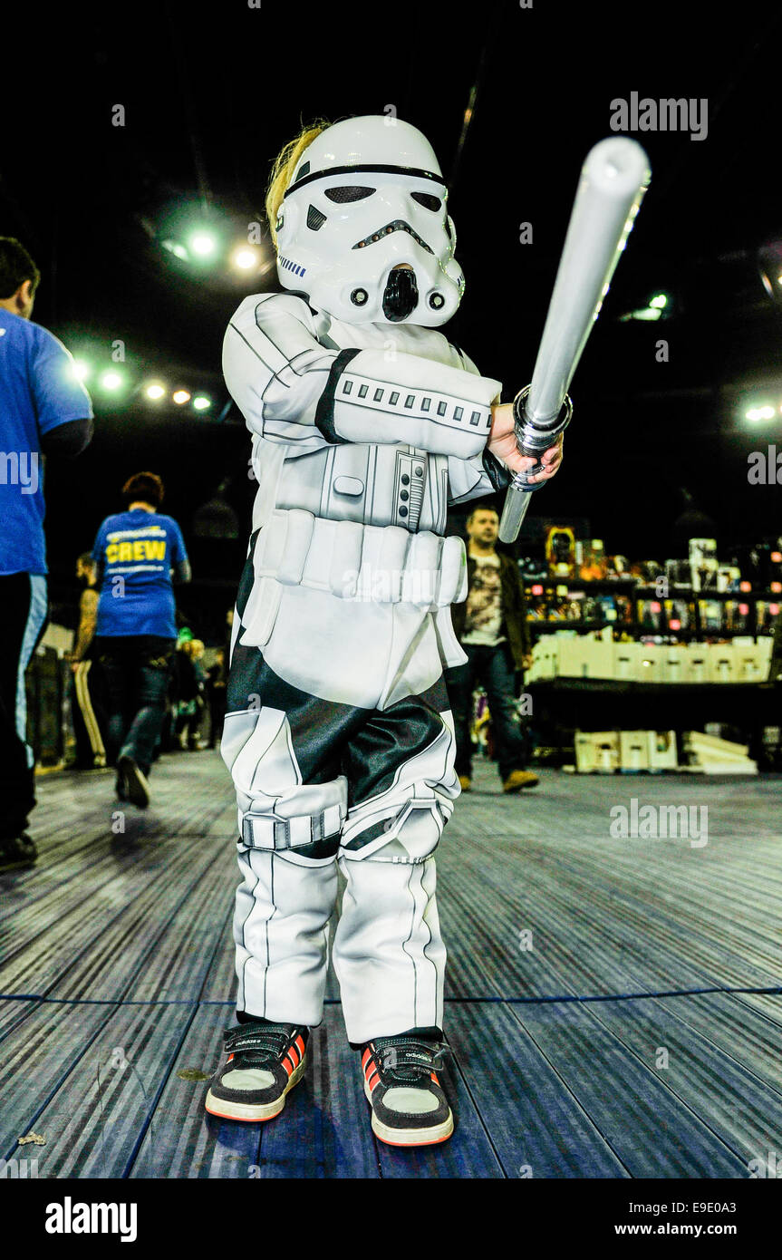 Belfast, Irlanda del Nord. 26 ott 2014 - un giovane ragazzo vestito come un stormtrooper a pellicola e Comicon 2014 Credit: stephen Barnes/Alamy Live News Foto Stock