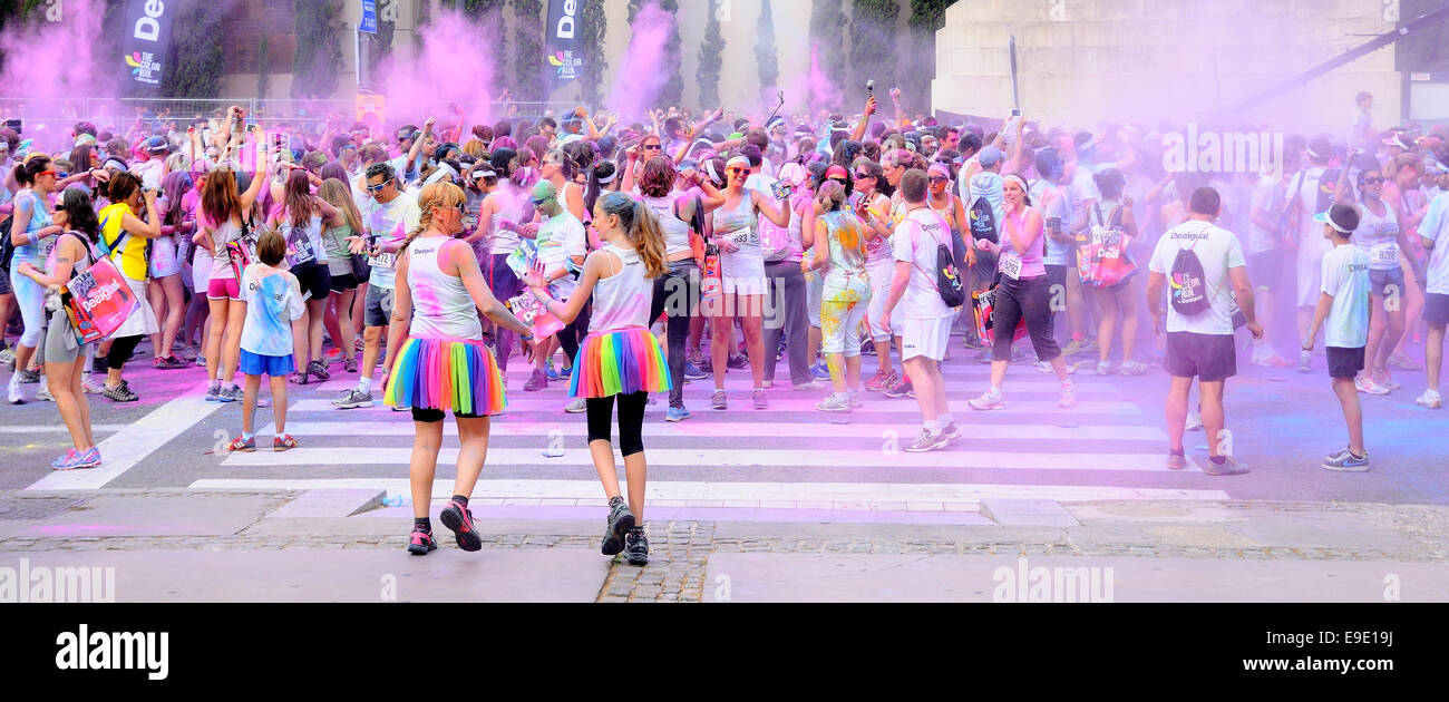 Barcellona - 18 Maggio: persone al Holi Colour Run festa nelle strade della città il 18 maggio 2014 a Barcellona, Spagna. Foto Stock