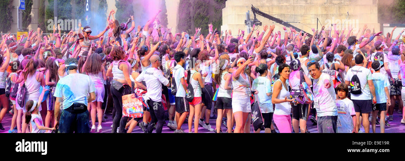 Barcellona - 18 Maggio: persone al Holi Colour Run festa nelle strade della città il 18 maggio 2014 a Barcellona, Spagna. Foto Stock