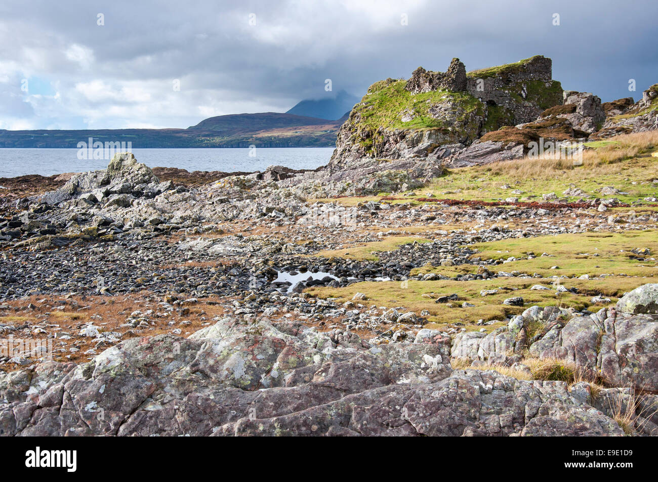 Il castello di Dunscaith sulla Sleat Peninsula, Isola di Skye in Scozia. Un vecchio rudere in Tokavaig. Foto Stock
