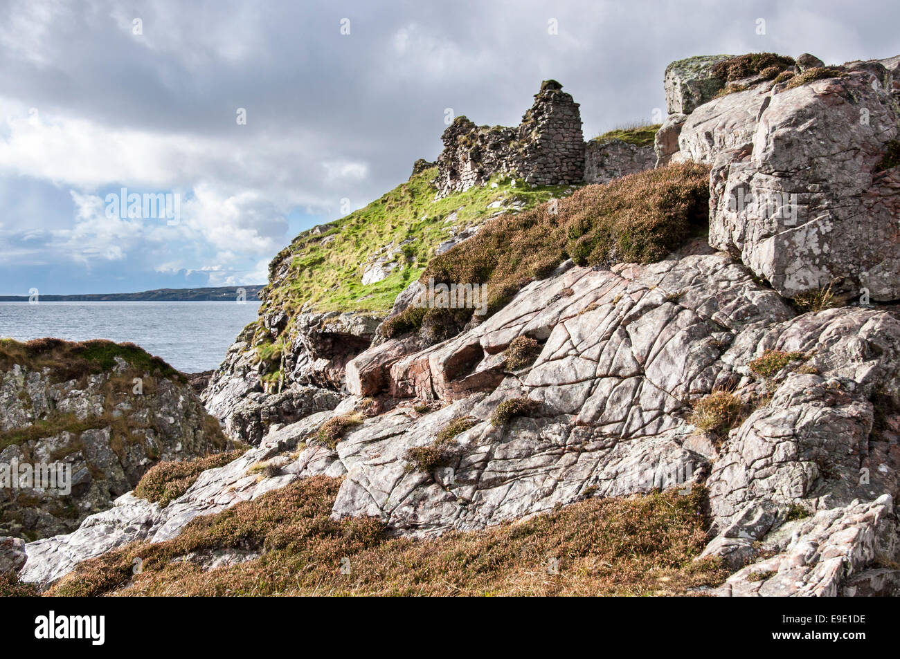 Il castello di Dunscaith sulla Sleat Peninsula, Isola di Skye in Scozia. Un vecchio rudere in Tokavaig. Foto Stock