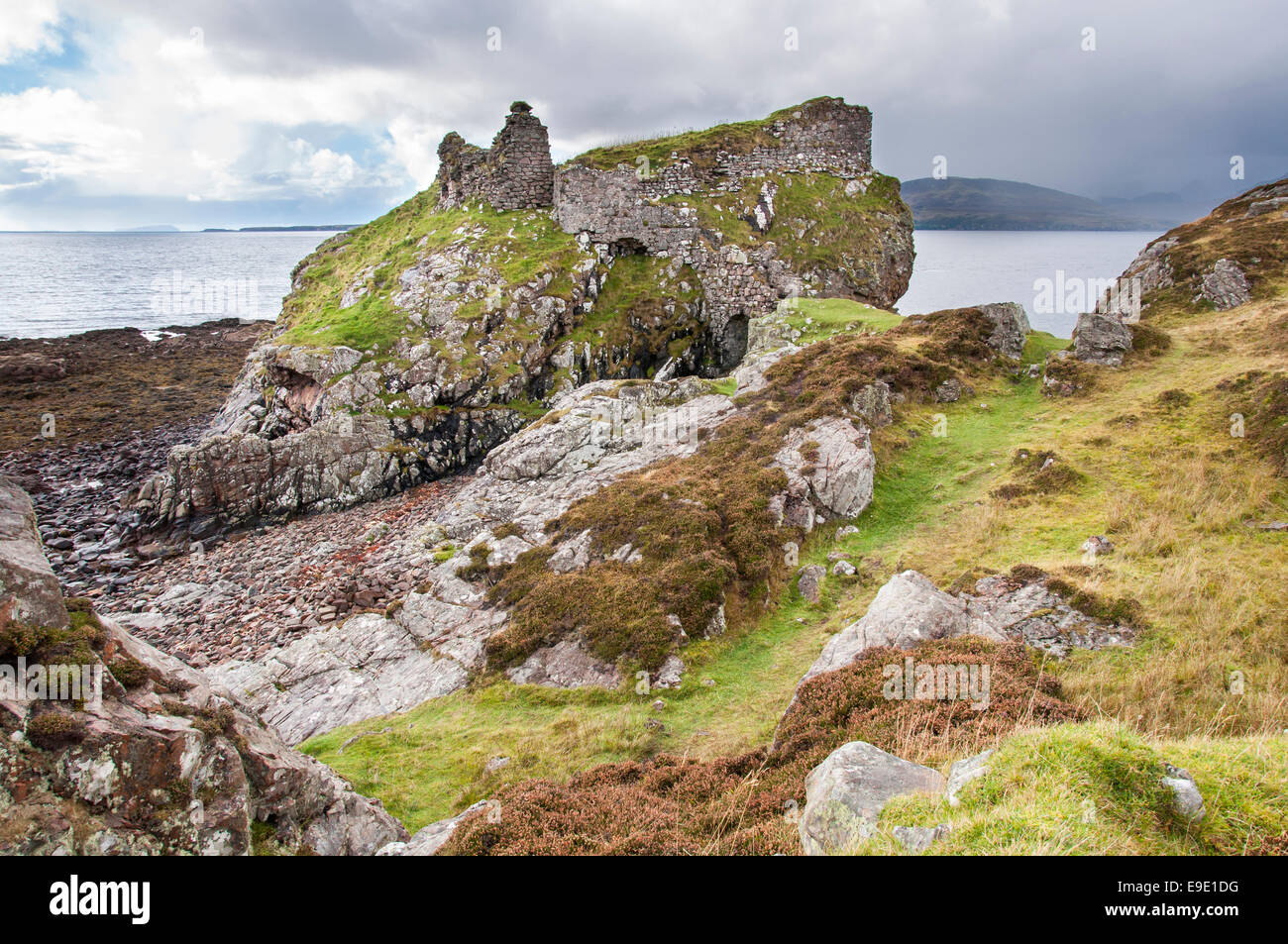 Il castello di Dunscaith sulla Sleat Peninsula, Isola di Skye in Scozia. Un vecchio rudere in Tokavaig. Foto Stock
