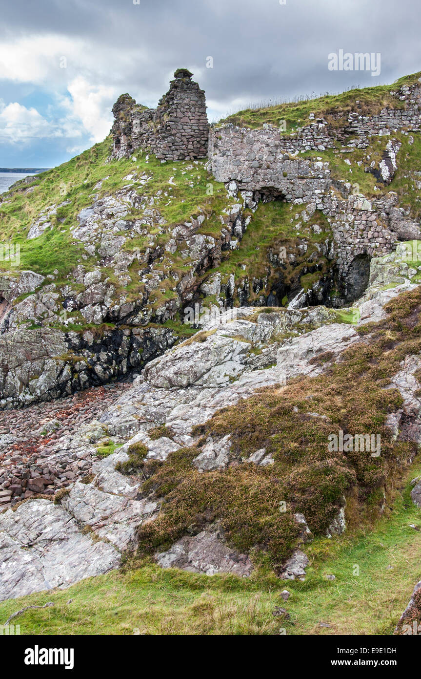 Il castello di Dunscaith sulla Sleat Peninsula, Isola di Skye in Scozia. Un vecchio rudere in Tokavaig. Foto Stock