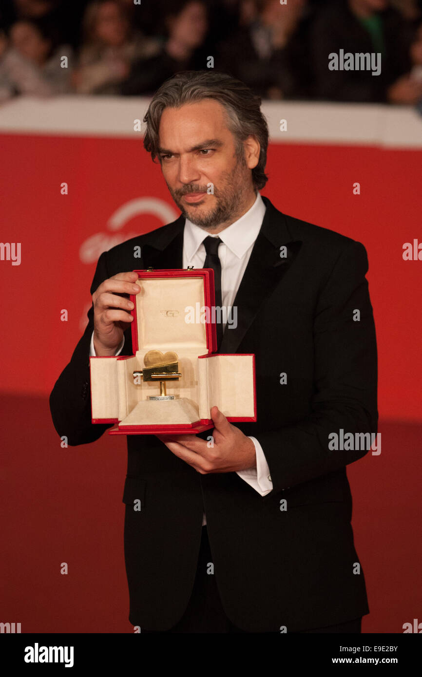 Roma, Italia. 25 ott 2014. Andrea Di Stefano con il premio della giuria durante il tappeto rosso per la finale la notte del 9 Festival Internazionale del Film di Roma. © Luca Prizia/Pacific Press/Alamy Live News Credito: PACIFIC PRESS/Alamy Live News Foto Stock