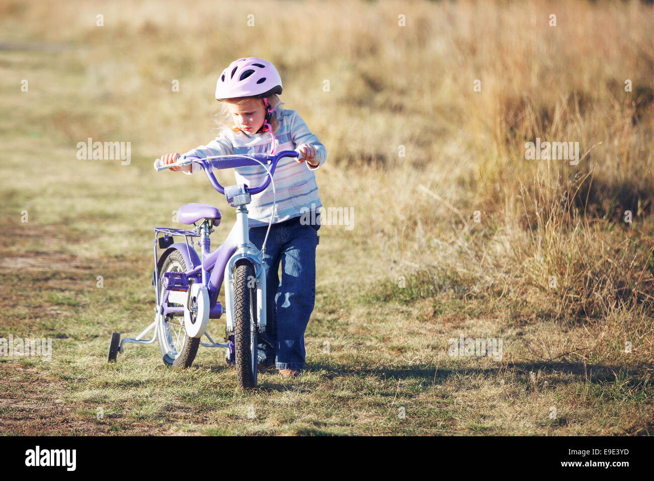 Piccolo divertente kid equitazione Bicicletta con ruote di formazione. Foto Stock