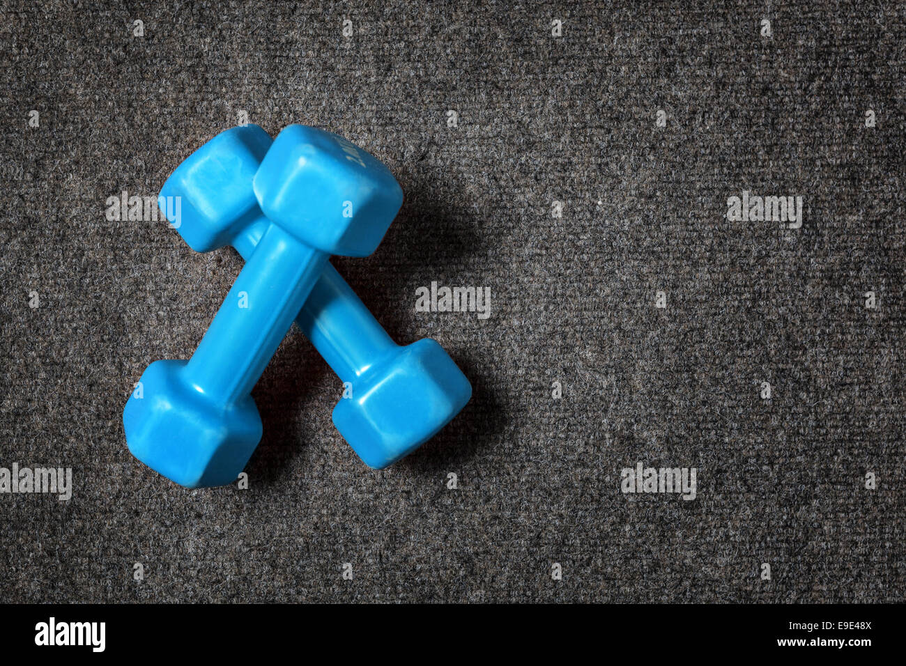 Piccoli pesi sul pavimento - il concetto di fitness Foto stock - Alamy