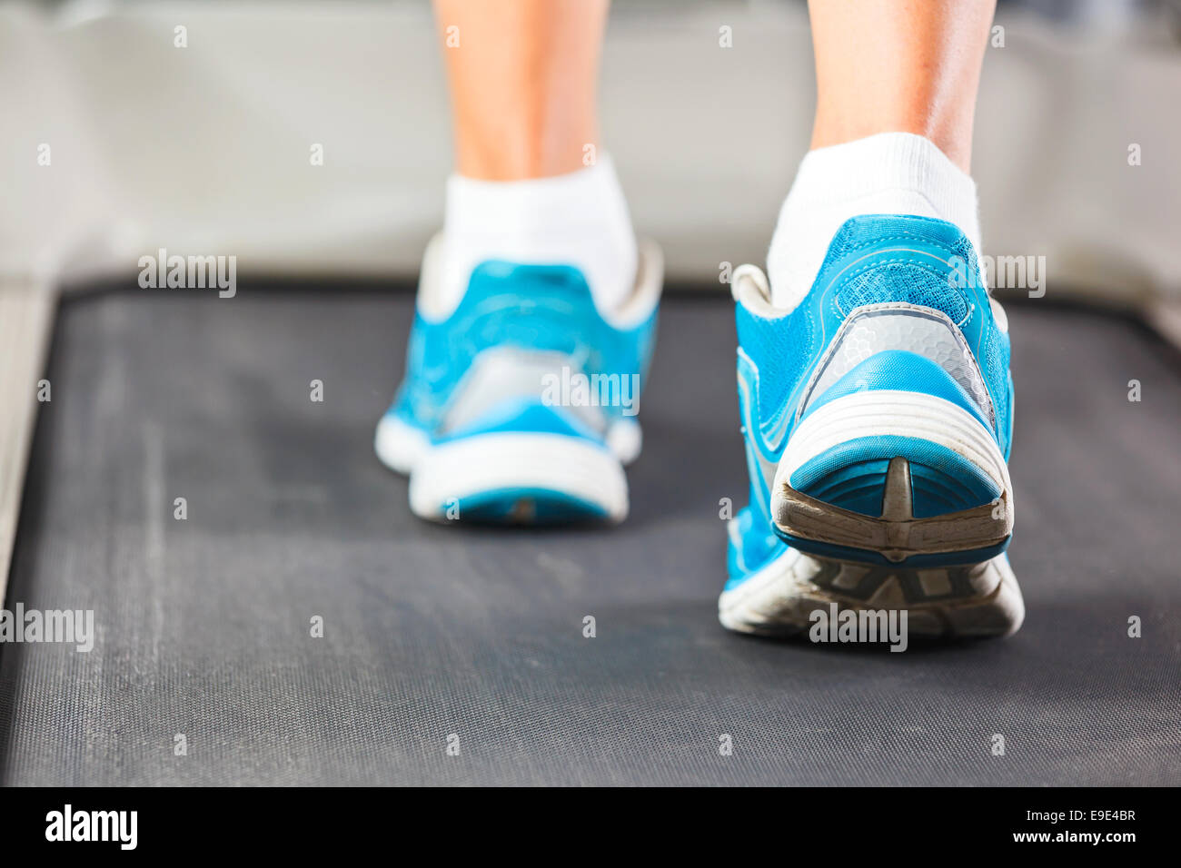 Donna in corsa sul tapis roulant in palestra. Foto Stock