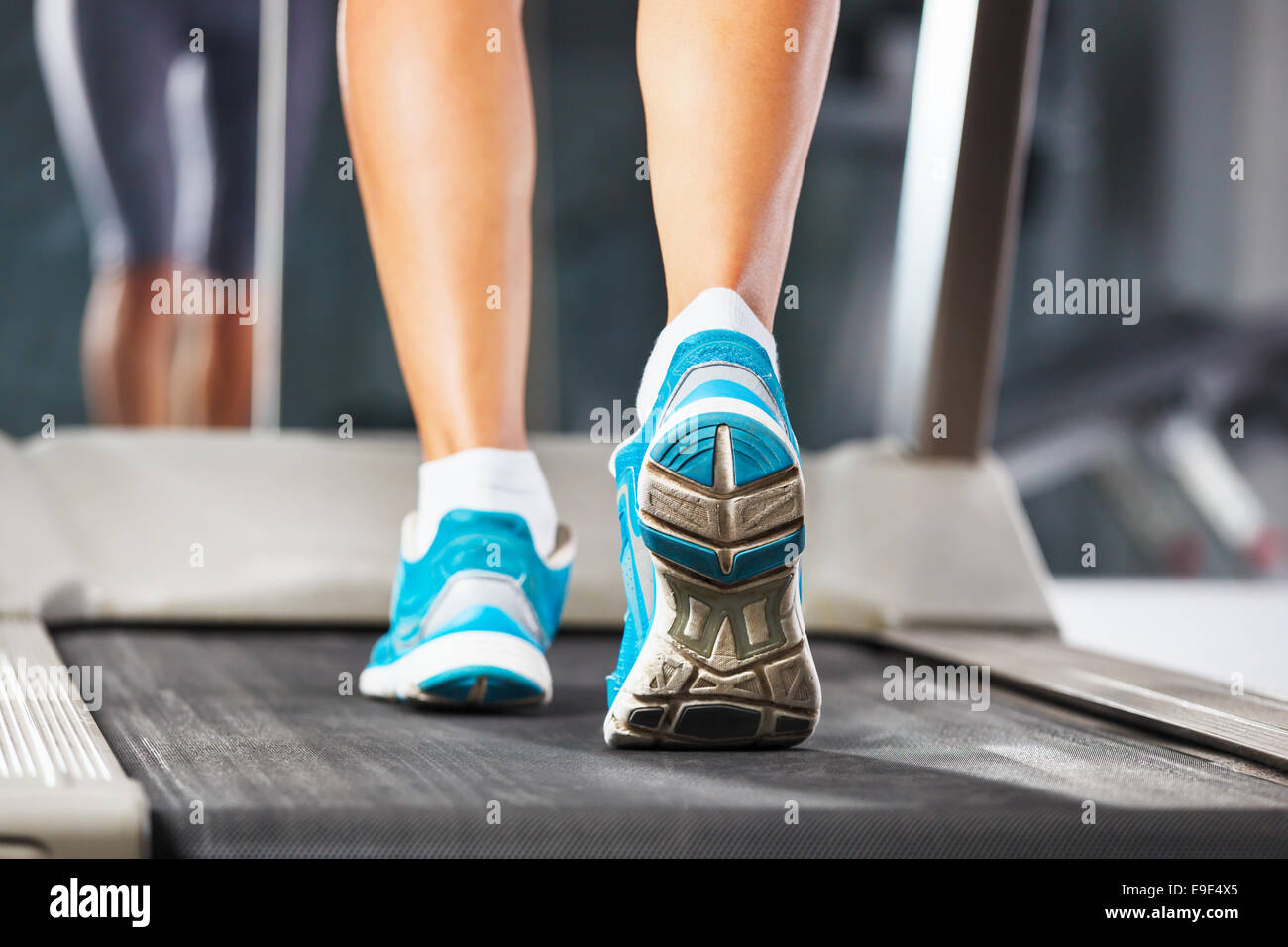 Donna in corsa sul tapis roulant in palestra. Foto Stock