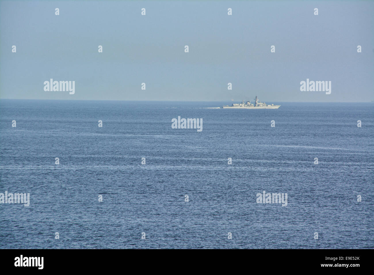 Gibilterra - 26 Ottobre 2014 - Royal Navy fregata HMS Kent (F78) condotta una pattuglia dello Stretto di Gibilterra, dal lato est della Rocca di Gibilterra durante la sera del 25 ottobre 2014. La Royal Navy nave da guerra è stato visto il pattugliamento fra petroliere e altre navi ancorate sul lato est della roccia prima di dirigervi nella baia di Gibilterra. Gibilterra offre off-shore servizi di bunkeraggio sono tra i suoi servizi marittimi. Il Britannico territorio di oltremare è situato nello Stretto di Gibilterra. Credito: Stephen Ignacio/Alamy Live News Foto Stock