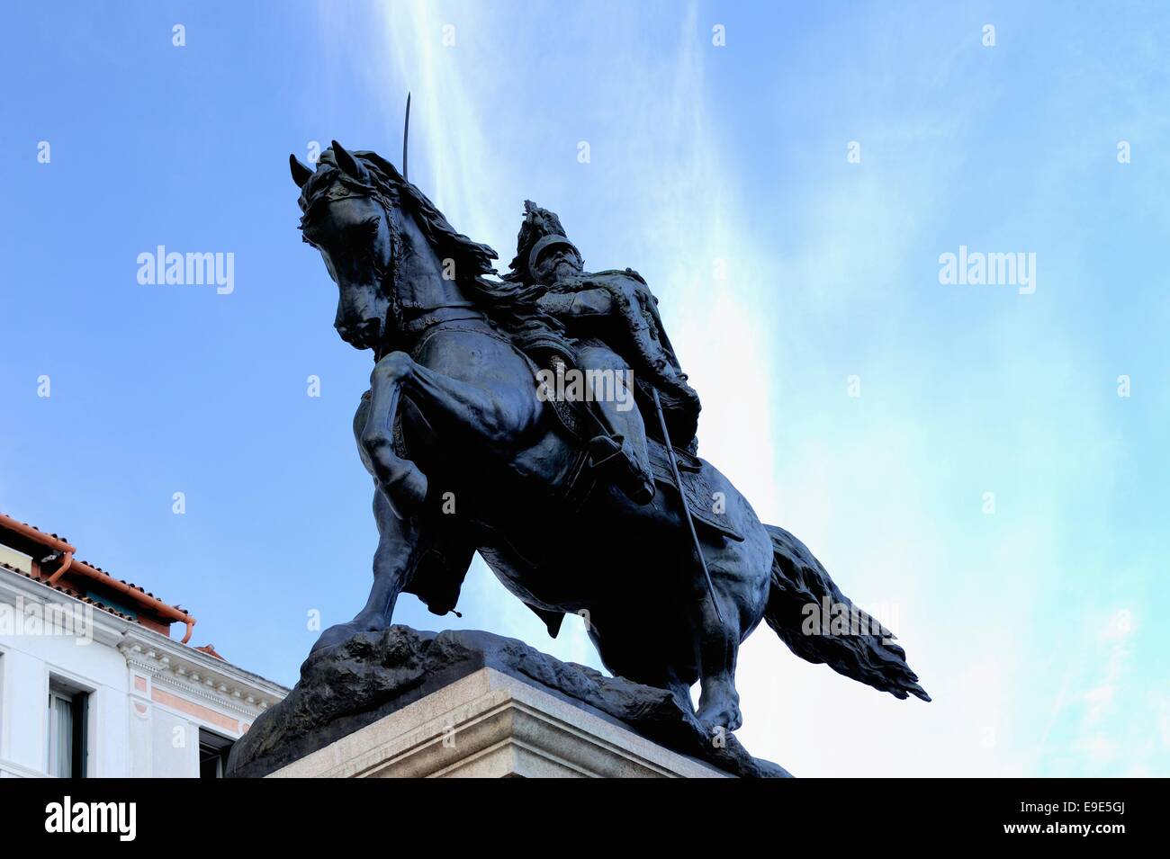 Il re Vittorio Emanuele ll è pronto a conquistare la Piazza San Marco. Egli sa che un altro equestrian sta cercando di fare lo stesso. S Foto Stock