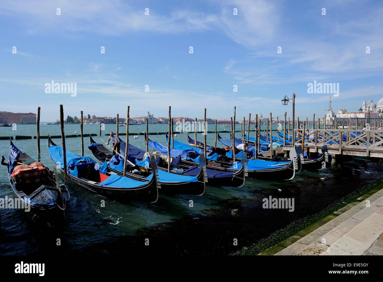 Al mattino le gondole sono preparati per la parte essenziale dell'esperienza veneziana, una gondola trip.Le gondole sembra essere Foto Stock