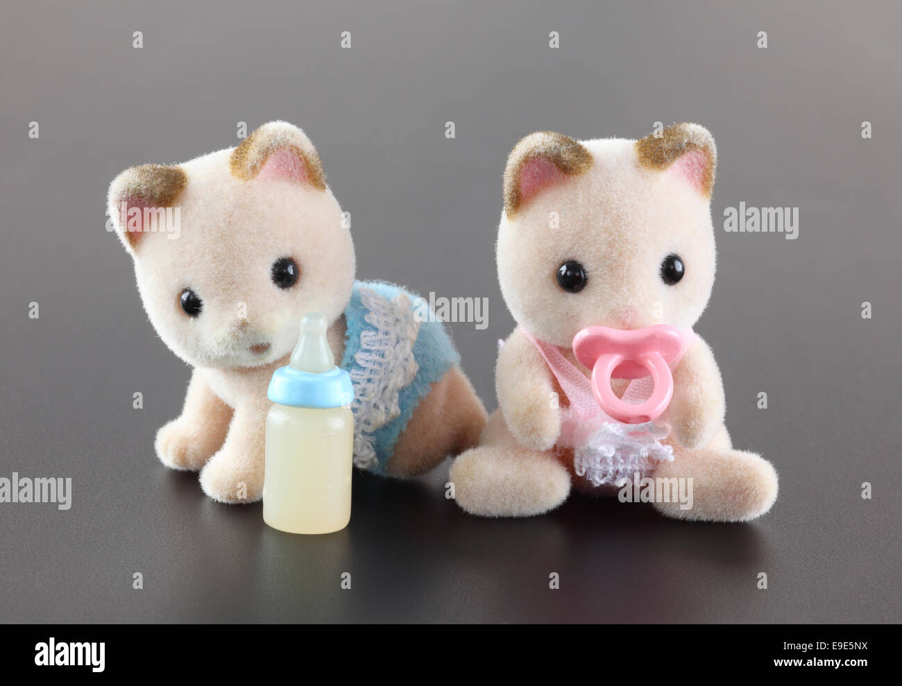 Tambov, Federazione Russa - Ottobre 04, 2013 di Sylvania famiglia gattini toy figure su sfondo grigio. Studio shot. Foto Stock