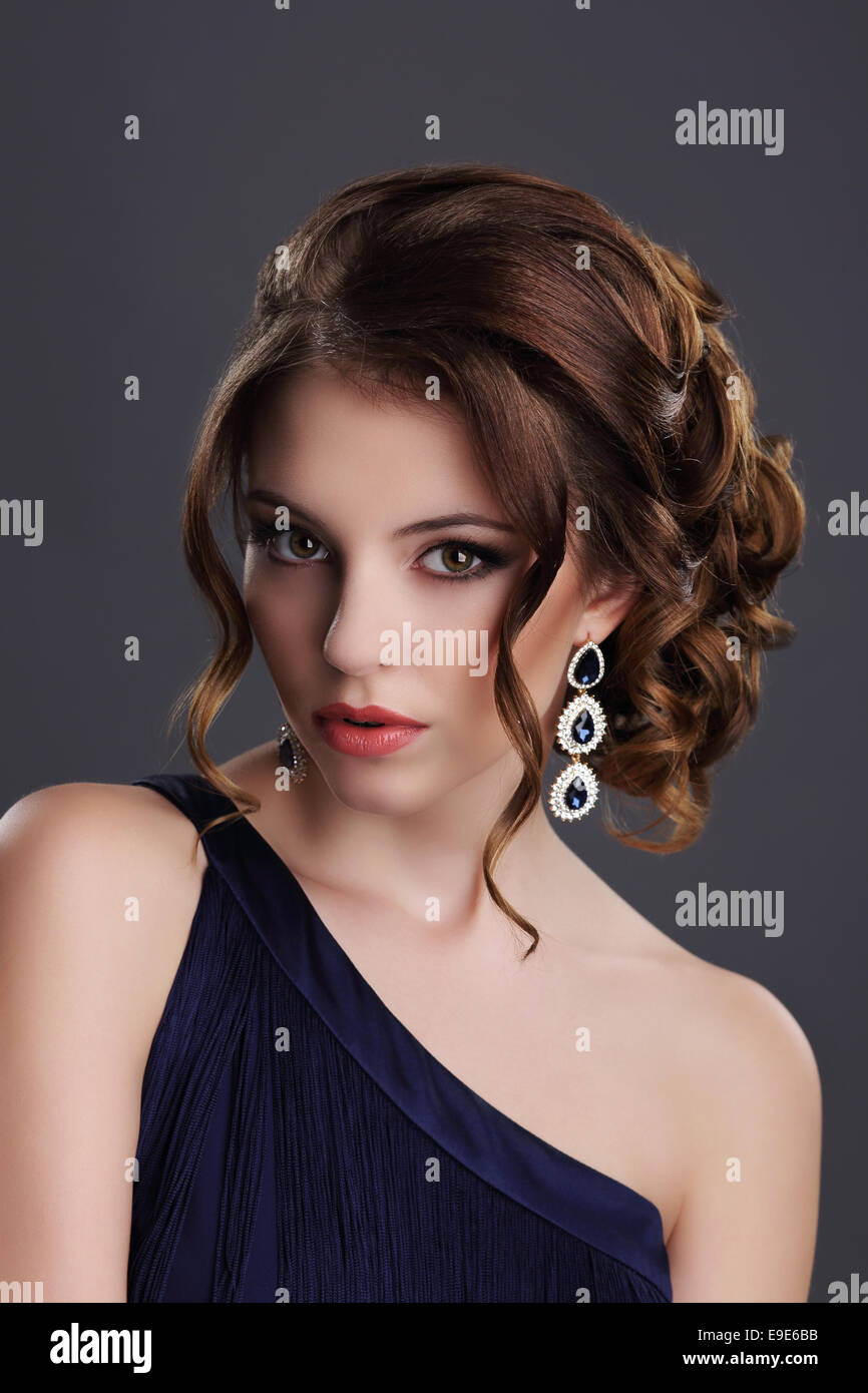 Eleganza. Elegante signora con gemma preziosa - Platinum Eardrops con gioielli Foto Stock