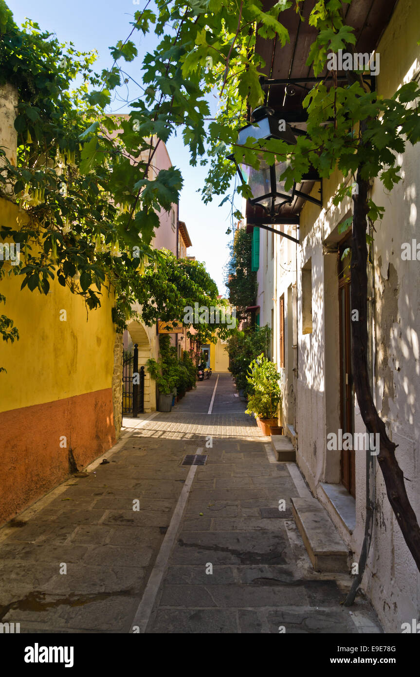 Strada stretta alla vecchia città medievale e il porto di RETHIMNO, CRETA Foto Stock