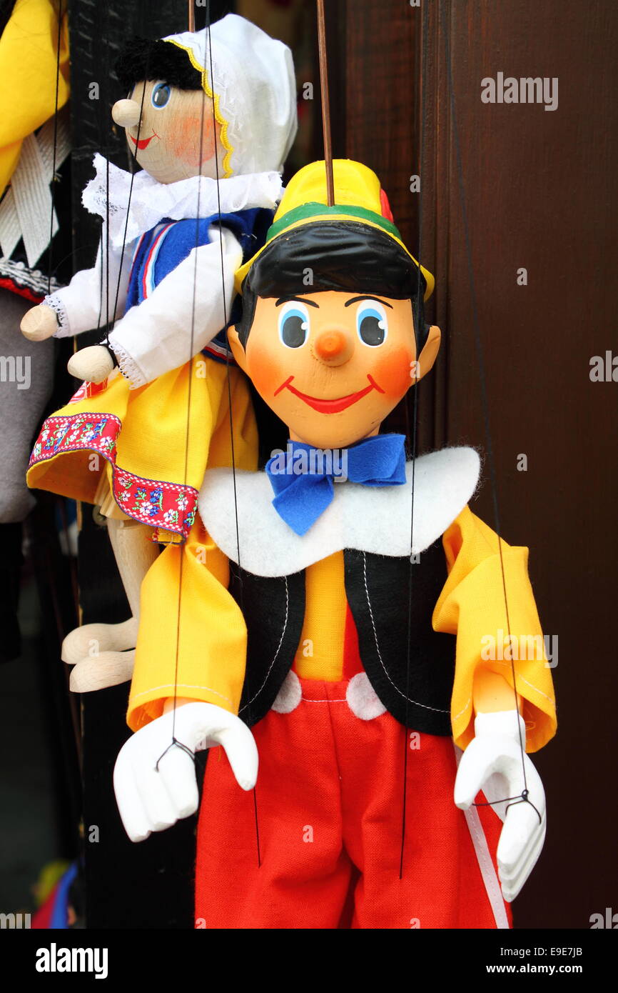 Un sorridente Pinocchio, italiano dei burattini in legno Foto Stock