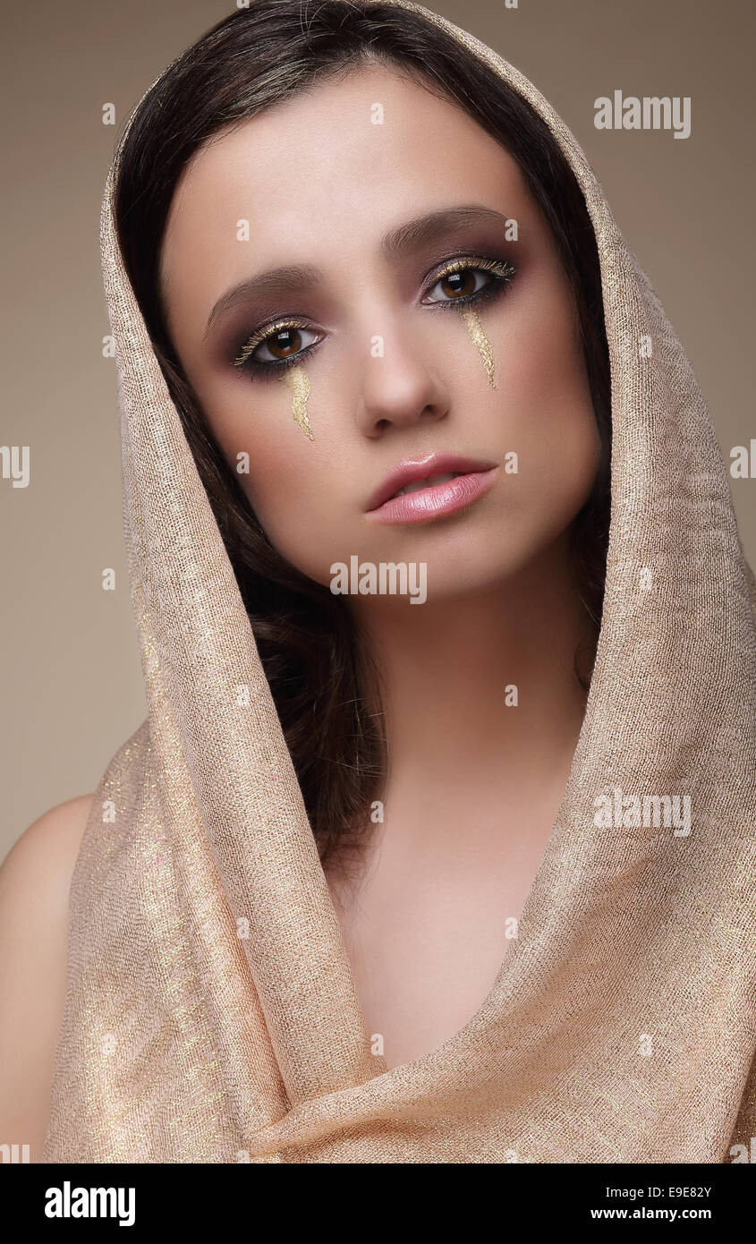 La donna a scialle con drammatica Stagy trucco Foto Stock