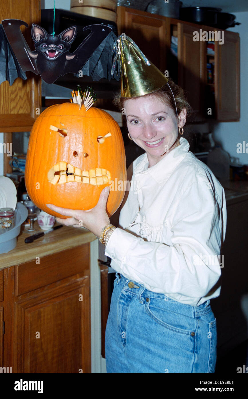 Femmina con un scolpito la zucca di Halloween su marthas vineyard usa Foto Stock
