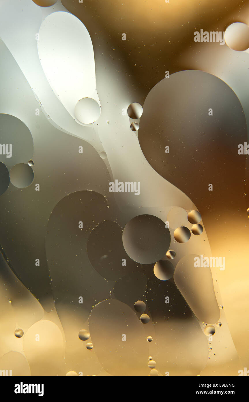 Acqua e olio. gocce di olio su acqua abstract Foto Stock