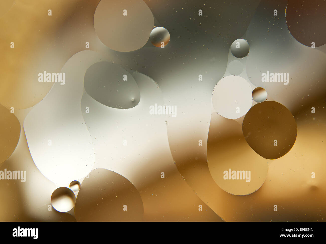 Acqua e olio. gocce di olio su acqua abstract Foto Stock