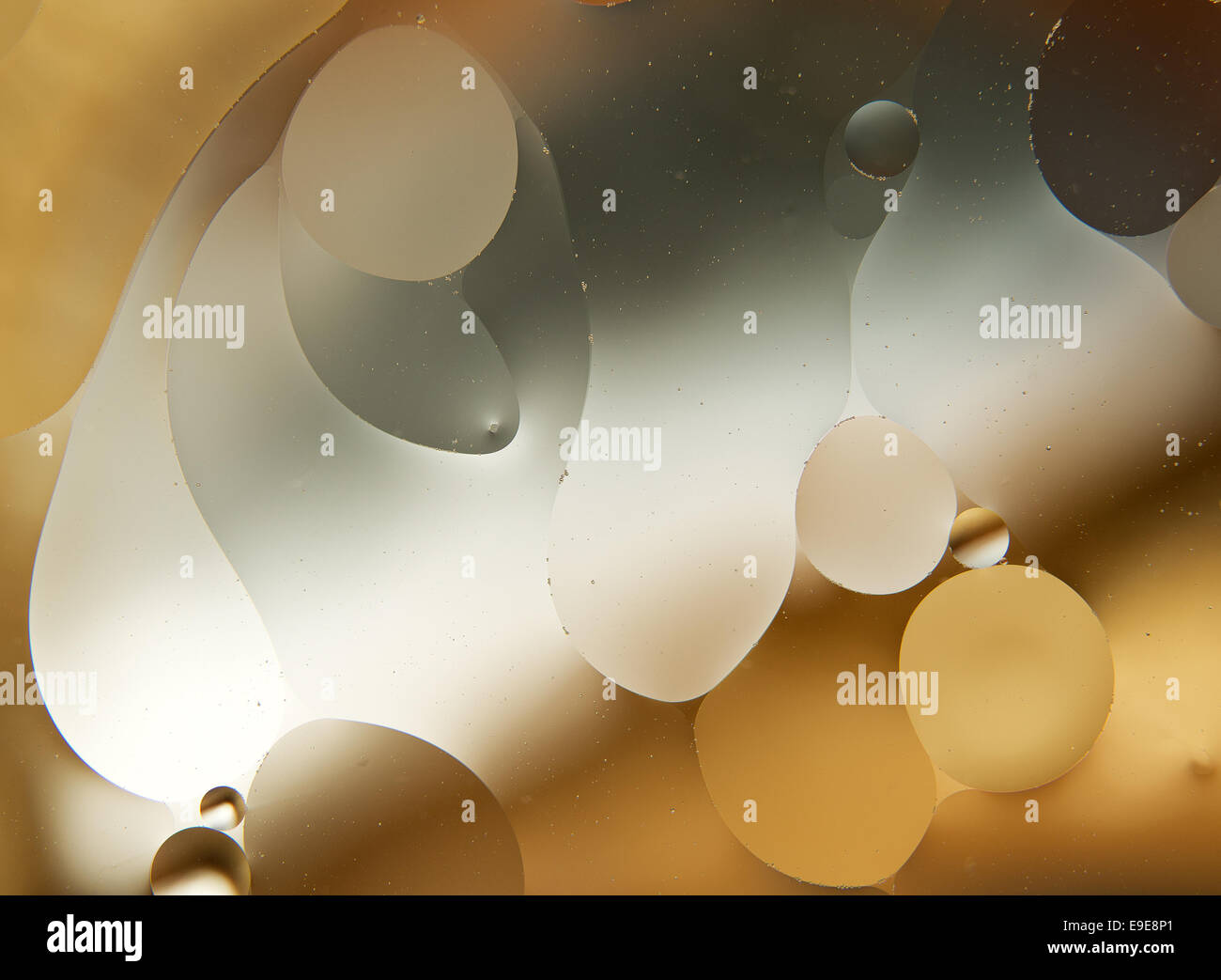 Acqua e olio. gocce di olio su acqua abstract Foto Stock