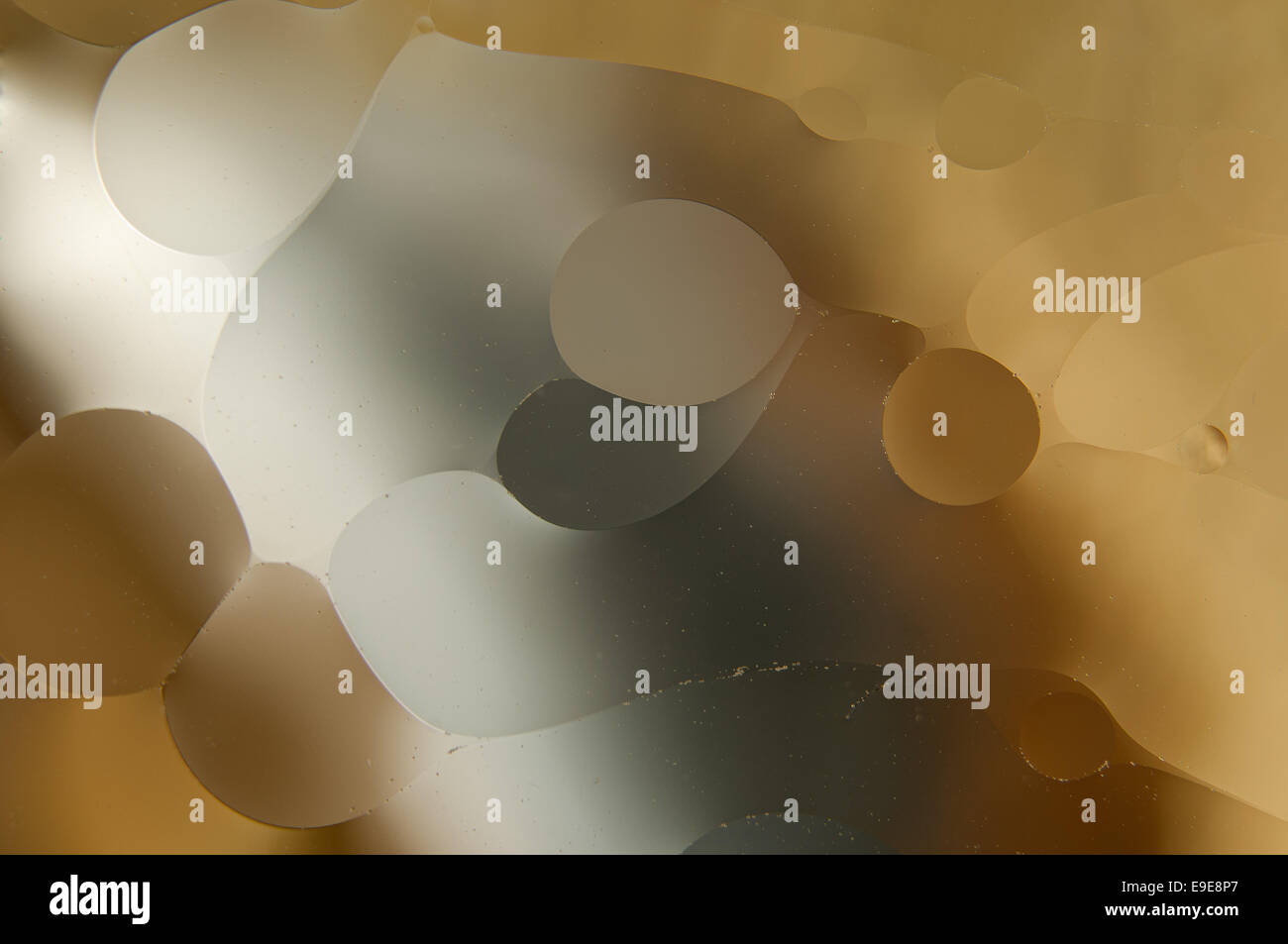 Acqua e olio. gocce di olio su acqua abstract Foto Stock