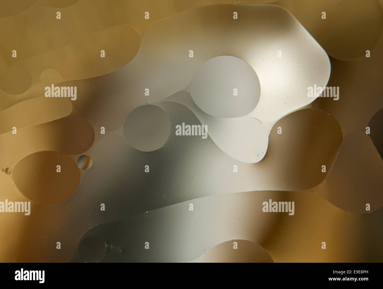 Acqua e olio. gocce di olio su acqua abstract Foto Stock