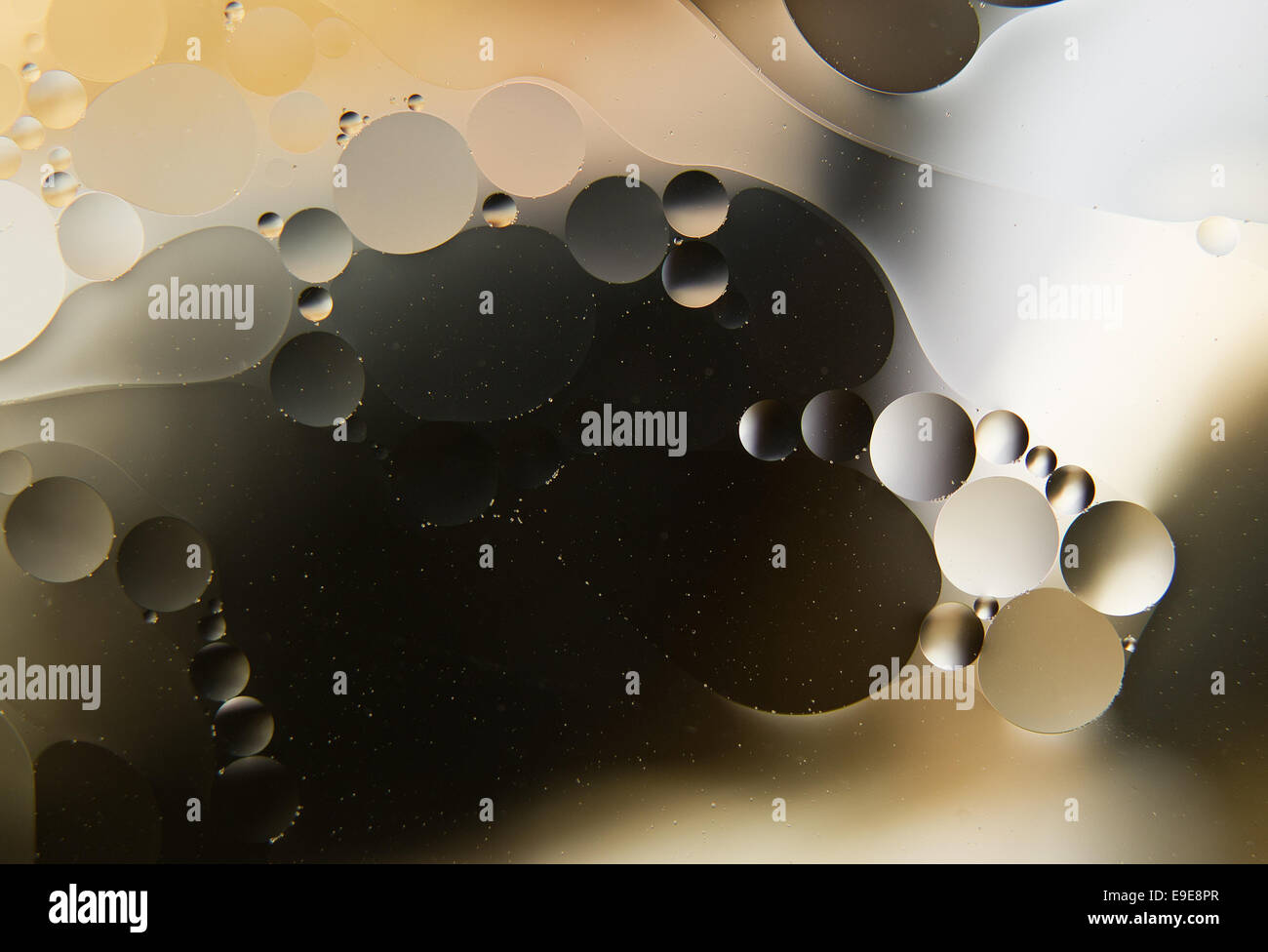 Acqua e olio. gocce di olio su acqua abstract Foto Stock