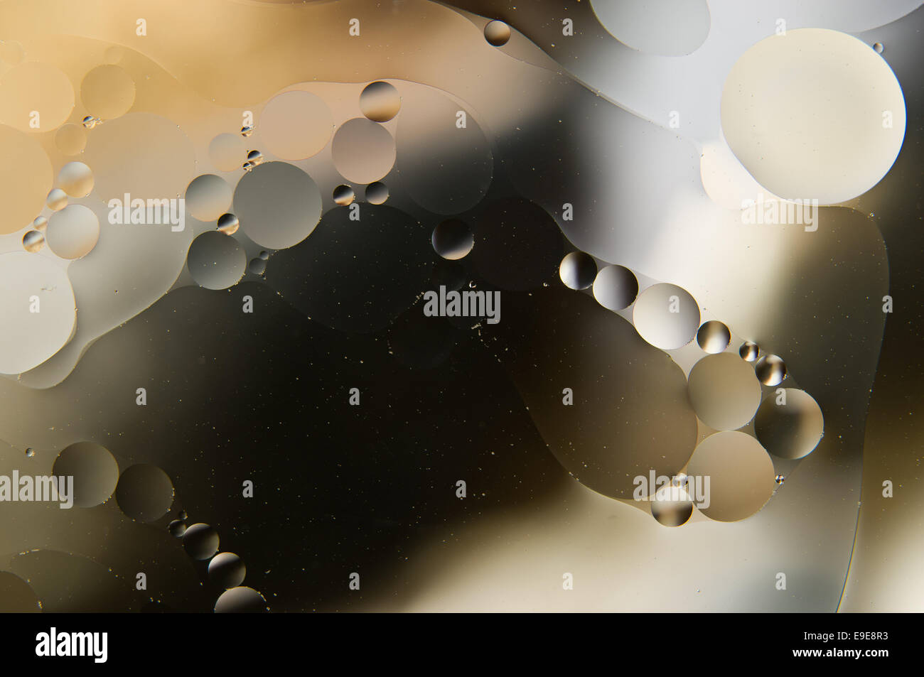 Acqua e olio. gocce di olio su acqua abstract Foto Stock