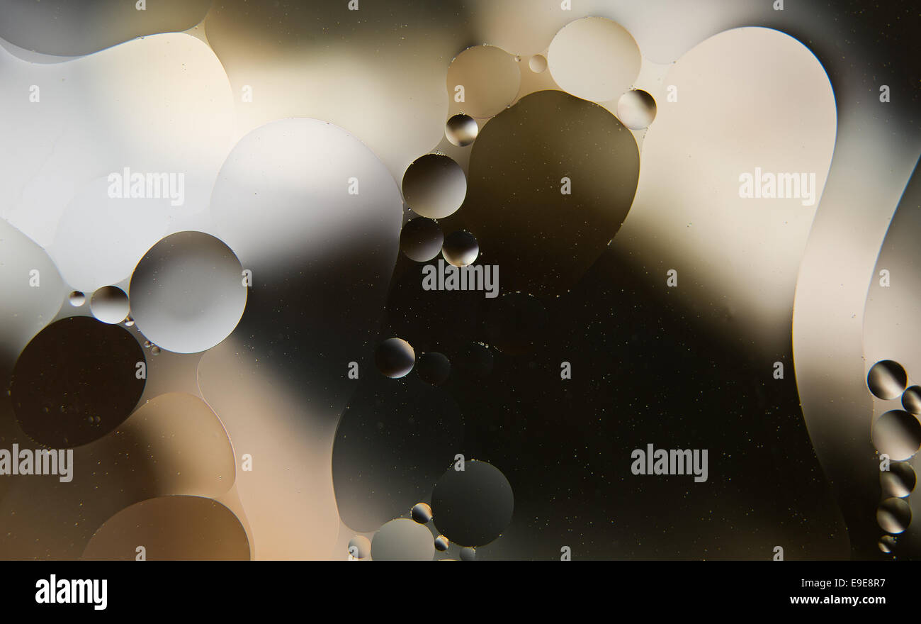 Acqua e olio. gocce di olio su acqua abstract Foto Stock