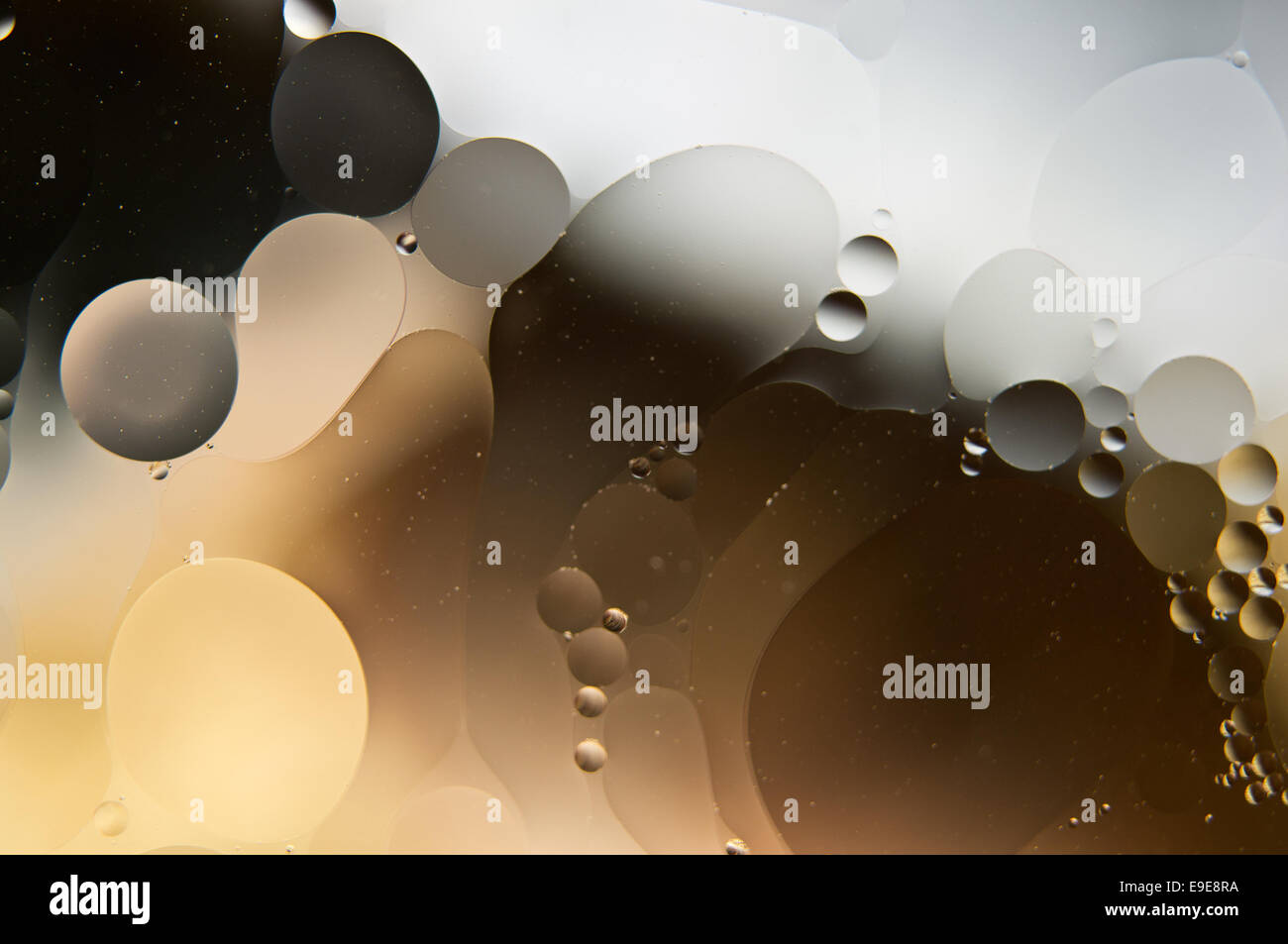 Acqua e olio. gocce di olio su acqua abstract Foto Stock