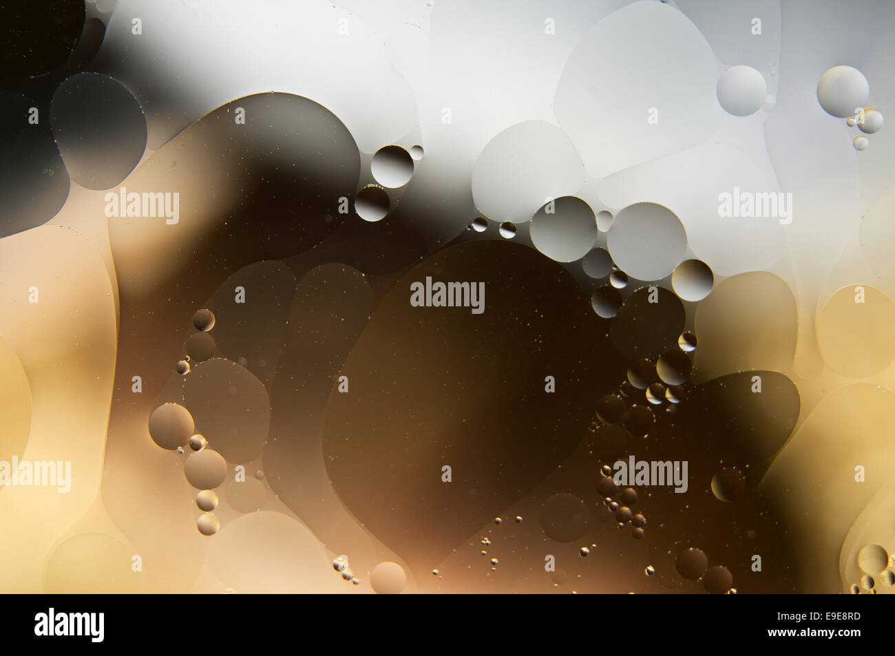 Acqua e olio. gocce di olio su acqua abstract Foto Stock